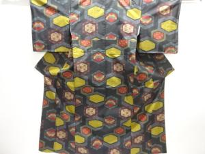 亀甲に花・蝶模様織出し本場泥大島紬着物（5マルキ）